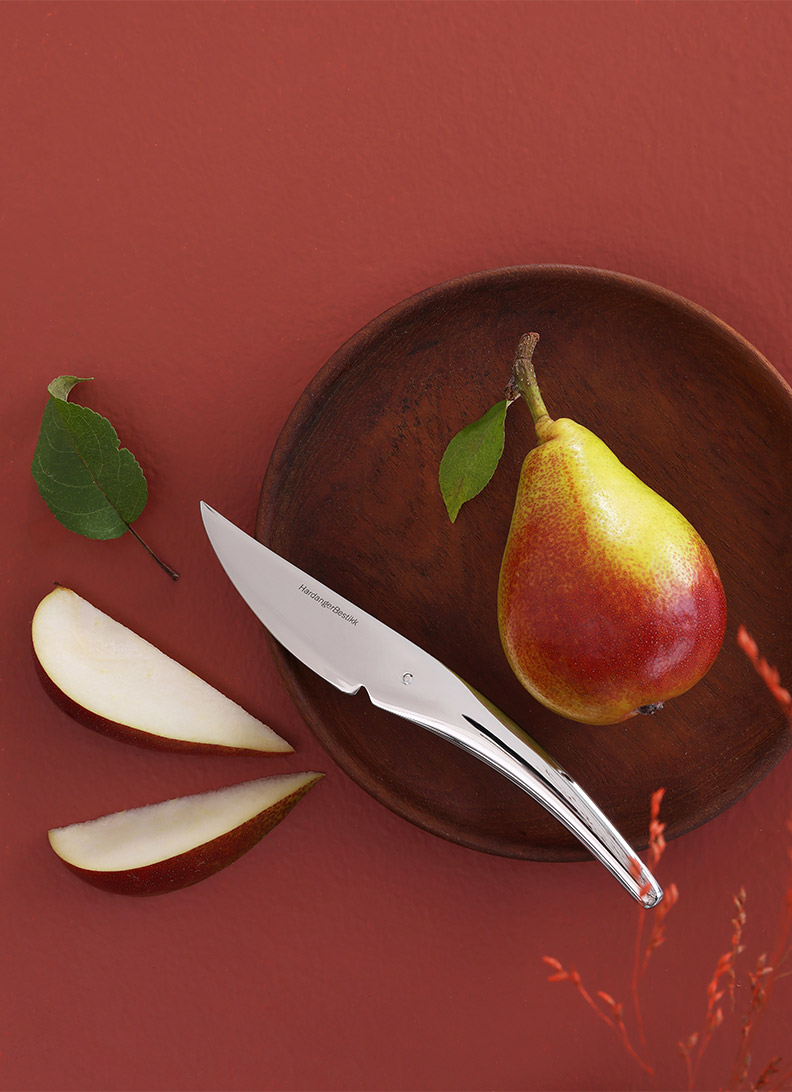 Hardanger fruktkniv og frukt på tallerken