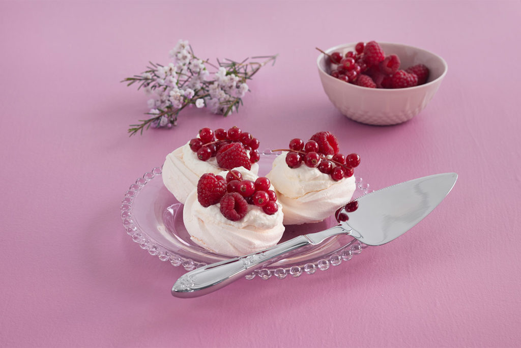 Nina kakespade Miljøbilde, dekket bord, frukt, bær